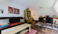 Wohnzimmer - Charmante 2-Zimmer-Wohnung mit fünf Garagen – ideal für Kapitalanleger oder Eigennutzer!