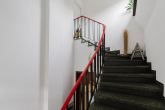 Treppenhaus - Charmante 2-Zimmer-Wohnung mit fünf Garagen – ideal für Kapitalanleger oder Eigennutzer!