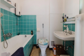 Badezimmer - Zentral gelegenes, bereits aufgeteiltes Mehrfamilienhaus in unmittelbarer Nähe zur Universität.