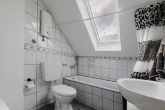 Badezimmer - Charmantes Zweifamilienhaus mit Garten – Vollsanierung in 2024!