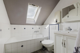 Badezimmer - Charmantes Zweifamilienhaus mit Garten – Vollsanierung in 2024!