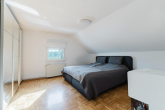 Schlafzimmer - Charmantes Zweifamilienhaus mit Garten – Vollsanierung in 2024!