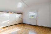 Zimmer - Charmantes Zweifamilienhaus mit Garten – Vollsanierung in 2024!