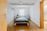 Schlafzimmer - Charmantes Zweifamilienhaus mit Garten – Vollsanierung in 2024!