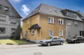 Front - Vermieten und Wohnen: Renovierungsbedürftiges Mehrgenerationshaus in Top Lage!