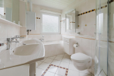 Badezimmer - Modernisiertes Dreifamilienhaus mit großem Garten und Garagen!