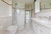 Badezimmer - Modernisiertes Dreifamilienhaus mit großem Garten und Garagen!