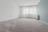 Zimmer - Modernisiertes Dreifamilienhaus mit großem Garten und Garagen!