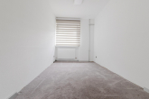 Zimmer - Modernisiertes Dreifamilienhaus mit großem Garten und Garagen!
