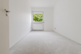 Zimmer - Modernisiertes Dreifamilienhaus mit großem Garten und Garagen!