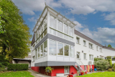 Rückansicht - Modernisiertes Dreifamilienhaus mit großem Garten und Garagen!