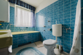 Badezimmer - Modernisiertes Dreifamilienhaus mit großem Garten und Garagen!