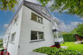 Seitenansicht - Modernisiertes Dreifamilienhaus mit großem Garten und Garagen!