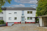Frontansicht - Modernisiertes Dreifamilienhaus mit großem Garten und Garagen!