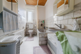 Badezimmer - Attraktives Dreifamilienhaus mit Ausbaupotenzial – flexibel für Eigennutzer & Kapitalanleger!