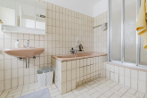 Badezimmer - Freistehendes Mehrfamilienhaus in Top Lage: Inklusive Garten & Garage!
