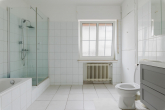 Badezimmer - Freistehendes Mehrfamilienhaus in Top Lage: Inklusive Garten & Garage!