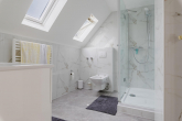 Badezimmer - Freistehendes Mehrfamilienhaus in Top Lage: Inklusive Garten & Garage!