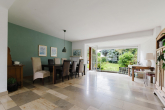 Wohnzimmer - Familienfreundliches Einfamilienhaus mit 6 Zimmern, Balkon und Garage!