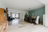 Wohnzimmer - Familienfreundliches Einfamilienhaus mit 6 Zimmern, Balkon und Garage!
