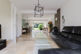 Wohnzimmer - Familienfreundliches Einfamilienhaus mit 6 Zimmern, Balkon und Garage!